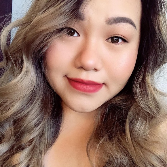 Poshmark profile picture for @kneecap